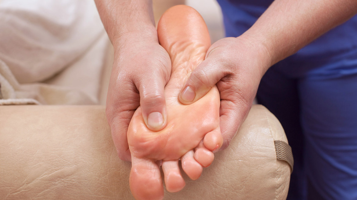 Massagem aos pés e às mãos (reflexologia)